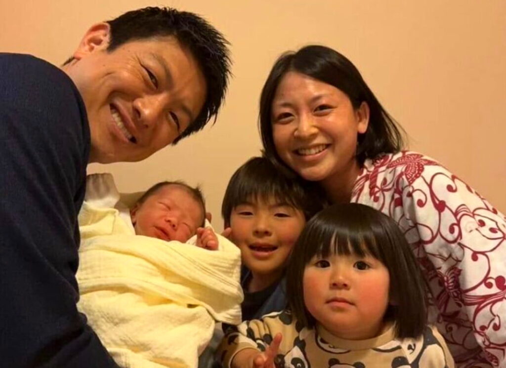神谷宗幣 妻 子供 公式サイトより